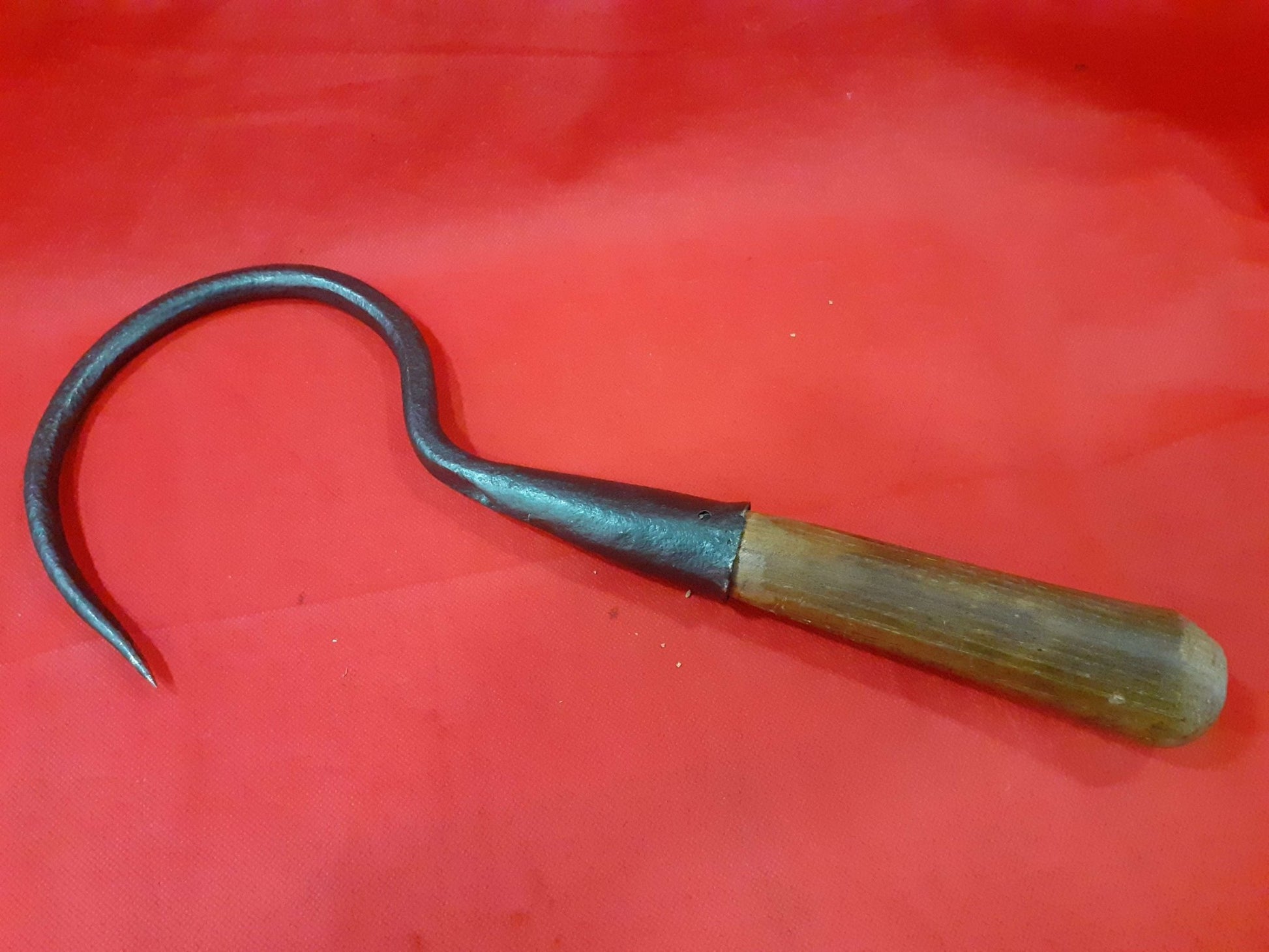 Garfio de hierro antiguo con mango de madera | Cositas Antiguas - Cositas Antiguas – La Guadaña, Anticuarios Online en Jerez , vender antigüedades, muebles antiguos