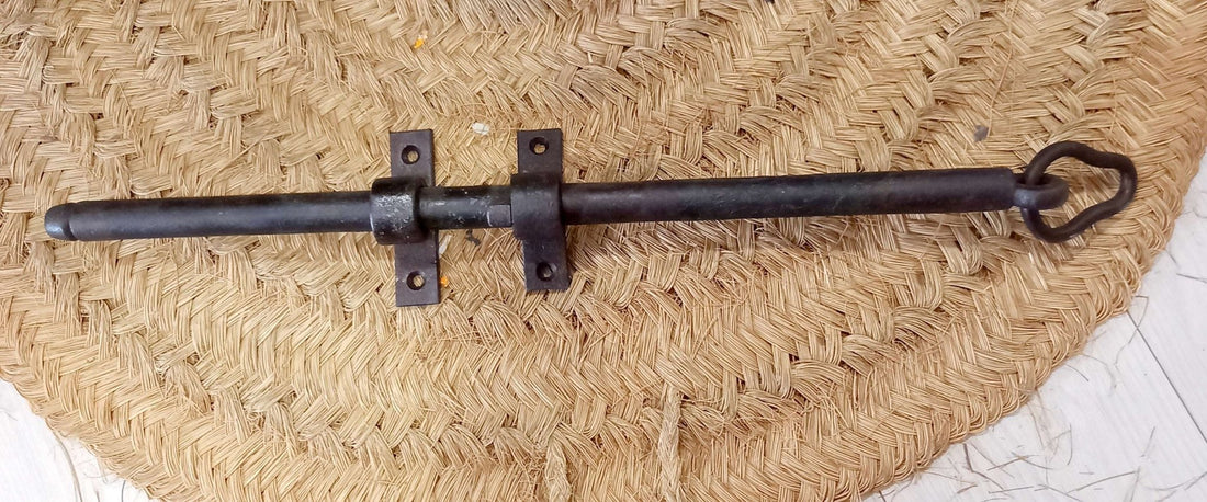 Pestillo de Puerta Antiguo de Hierro | Seguridad y Estilo - Cositas Antiguas – La Guadaña, Anticuarios Online en Jerez , vender antigüedades, muebles antiguos