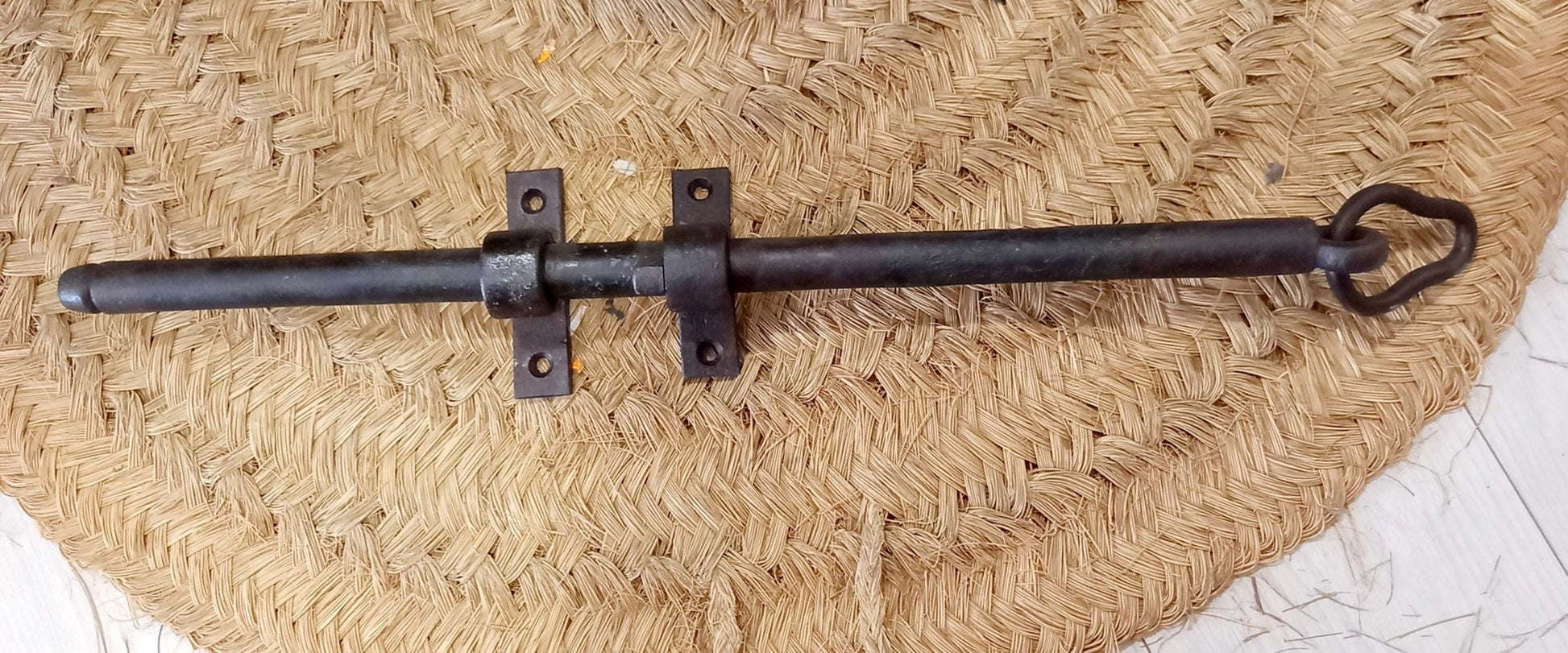 Pestillo de Puerta Antiguo de Hierro | Seguridad y Estilo - Cositas Antiguas – La Guadaña, Anticuarios Online en Jerez , vender antigüedades, muebles antiguos