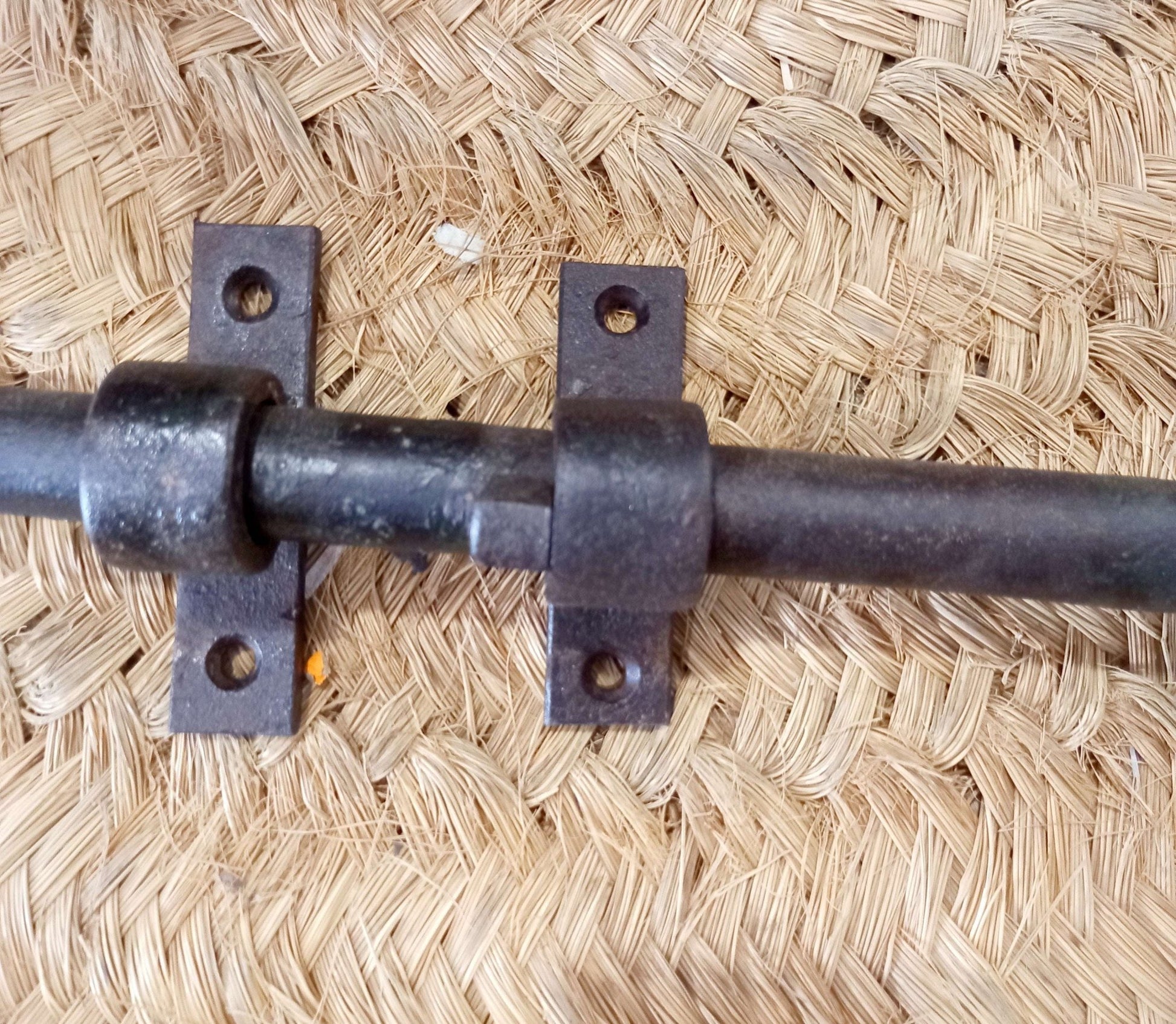 Pestillo de Puerta Antiguo de Hierro | Seguridad y Estilo - Cositas Antiguas – La Guadaña, Anticuarios Online en Jerez , vender antigüedades, muebles antiguos