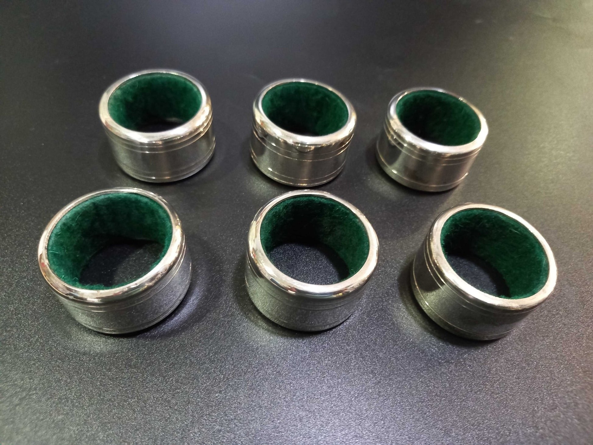 Set de 6 Servilleteros de Metal Plateado – Estilo y Calidad - Cositas Antiguas – La Guadaña, Anticuarios Online en Jerez , vender antigüedades, muebles antiguos