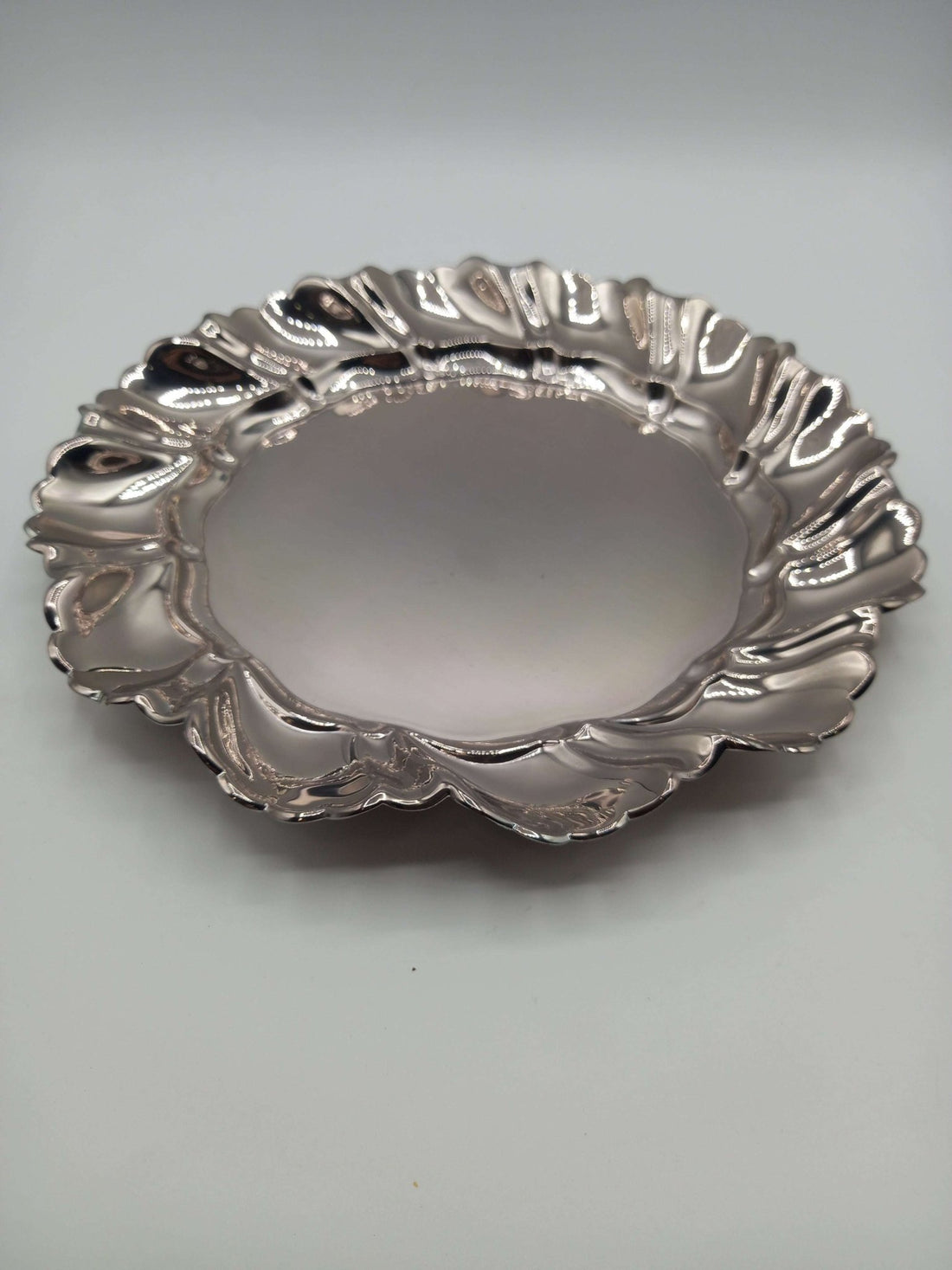 Elegante plato de metal plateado, calidad y estilo refinado - Cositas Antiguas – La Guadaña, Anticuarios Online en Jerez , vender antigüedades, muebles antiguos