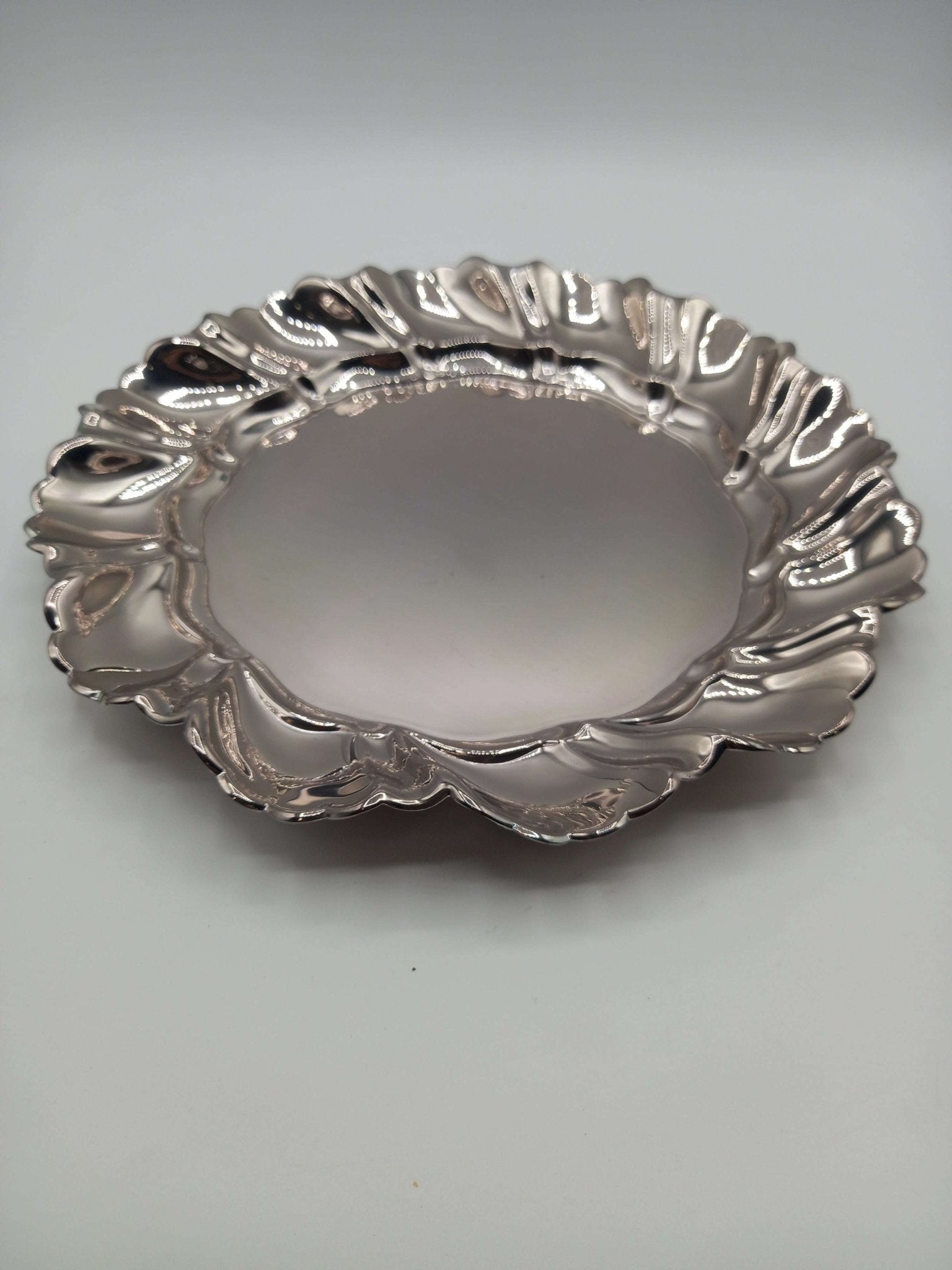 Elegante plato de metal plateado, calidad y estilo refinado - Cositas Antiguas – La Guadaña, Anticuarios Online en Jerez , vender antigüedades, muebles antiguos