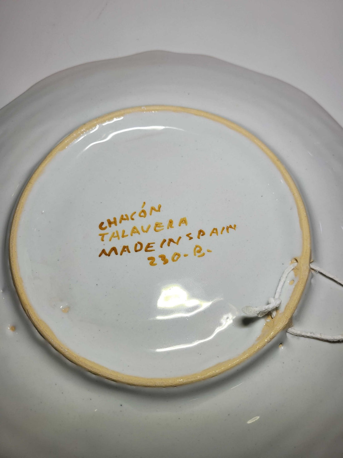Plato de cerámica de Talavera pintado a mano, calidad artesanal - Cositas Antiguas – La Guadaña, Anticuarios Online en Jerez , vender antigüedades, muebles antiguos