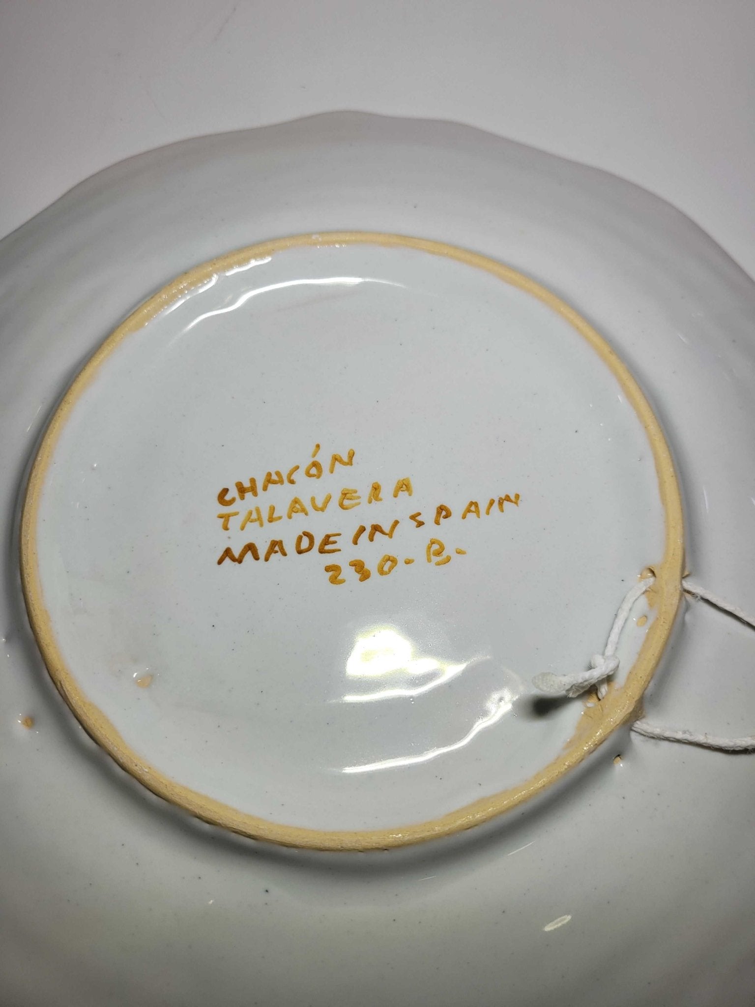 Plato de cerámica de Talavera pintado a mano, calidad artesanal - Cositas Antiguas – La Guadaña, Anticuarios Online en Jerez , vender antigüedades, muebles antiguos