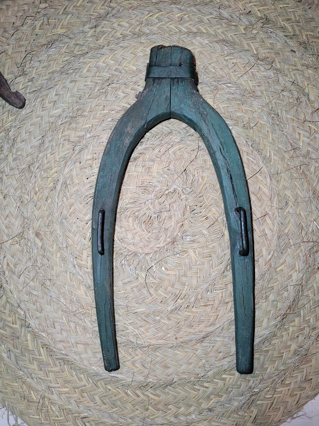 Horcate Aéreo de madera de encina en herradura para caballerías - Cositas Antiguas – La Guadaña, Anticuarios Online en Jerez , vender antigüedades, muebles antiguos