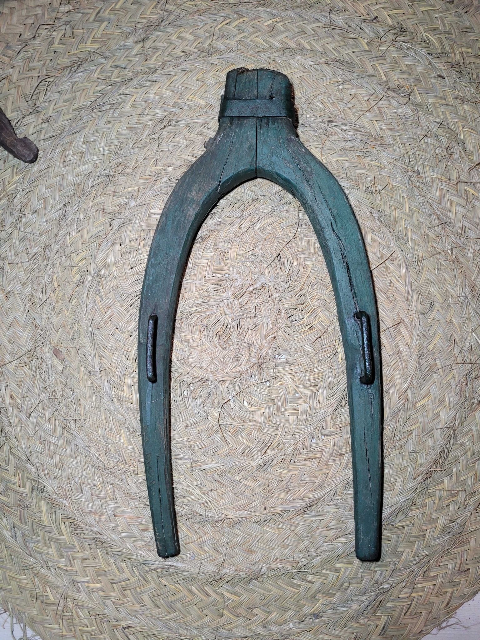 Horcate Aéreo de madera de encina en herradura para caballerías - Cositas Antiguas – La Guadaña, Anticuarios Online en Jerez , vender antigüedades, muebles antiguos