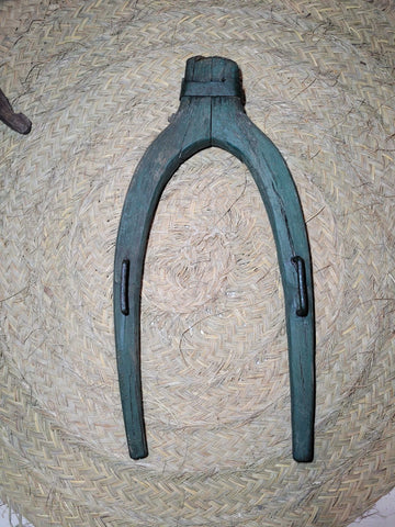 Horcate Aéreo de madera de encina en herradura para caballerías - Cositas Antiguas – La Guadaña, Anticuarios Online en Jerez , vender antigüedades, muebles antiguos