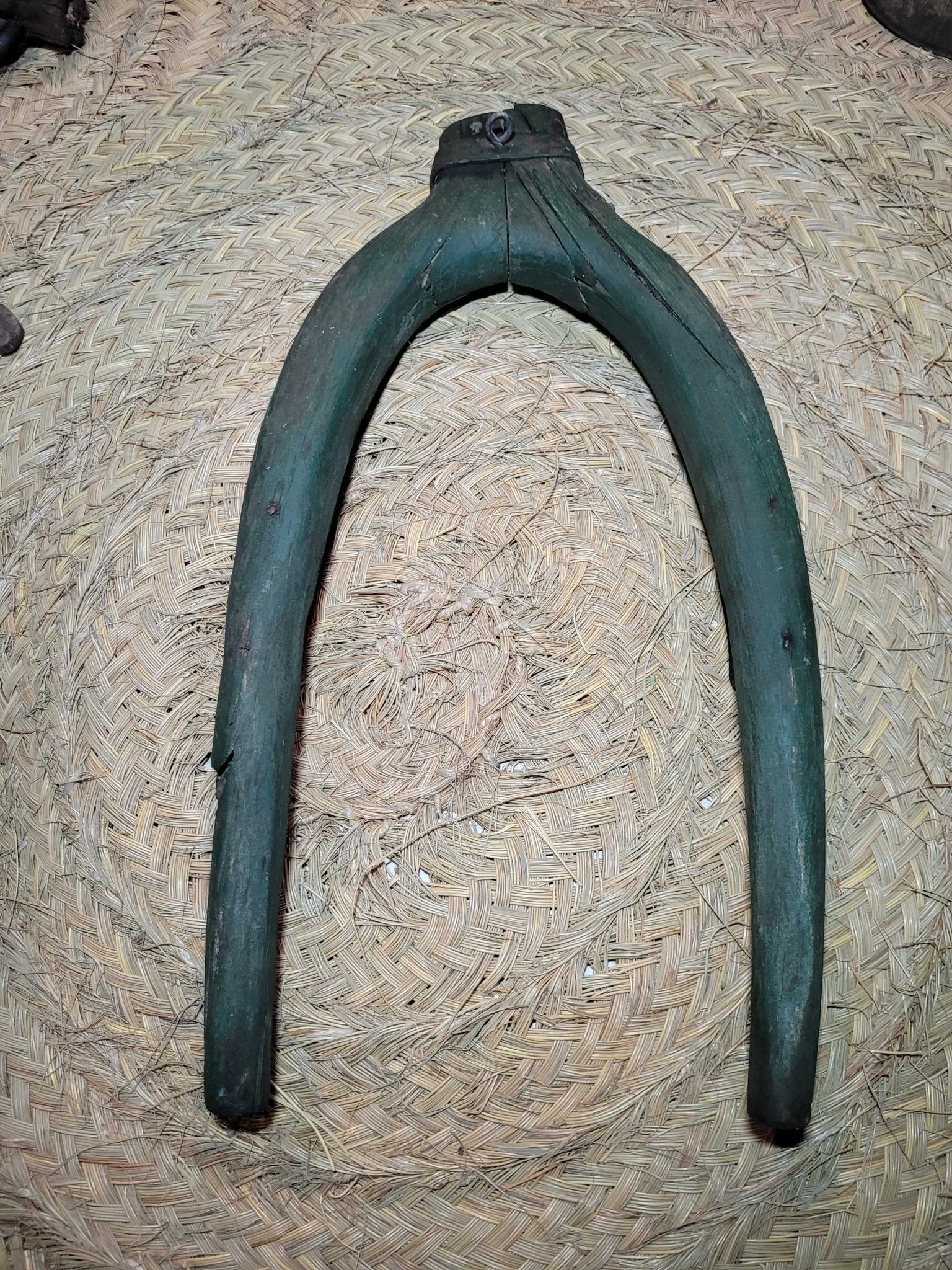 Horcate Aéreo de madera de encina en herradura para caballerías - Cositas Antiguas – La Guadaña, Anticuarios Online en Jerez , vender antigüedades, muebles antiguos