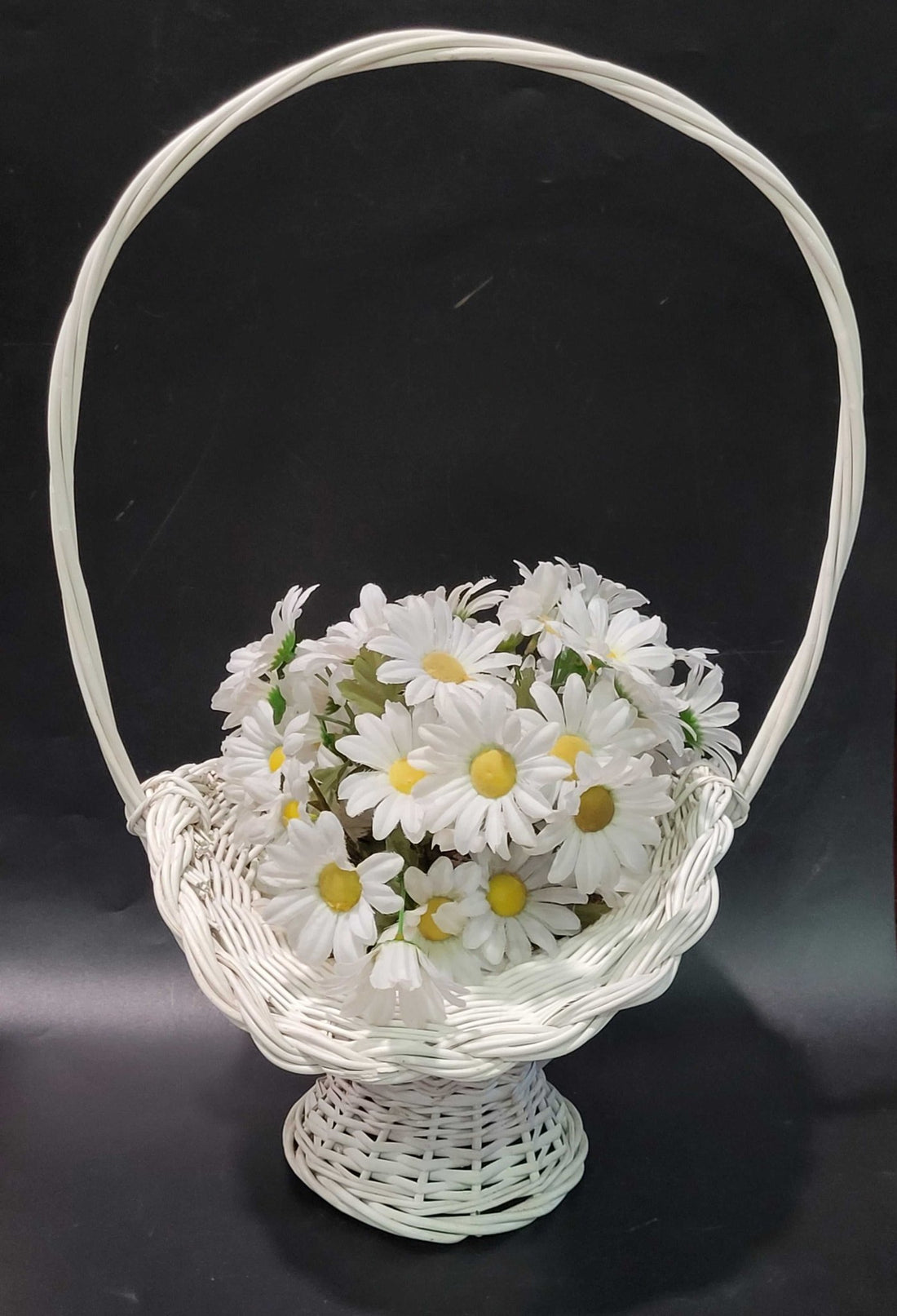 Canasto de mimbre con margaritas blancas – Decoración vintage ideal - Cositas Antiguas – La Guadaña, Anticuarios Online en Jerez , vender antigüedades, muebles antiguos