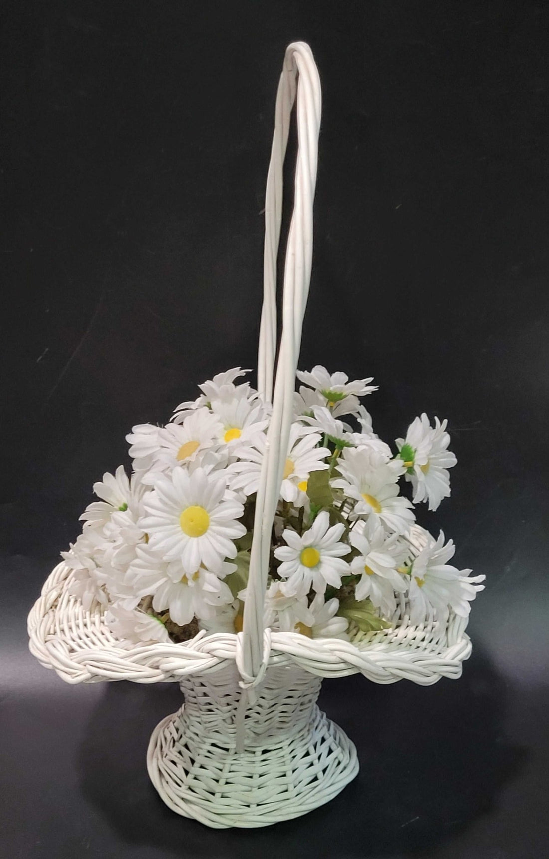 Canasto de mimbre con margaritas blancas – Decoración vintage ideal - Cositas Antiguas – La Guadaña, Anticuarios Online en Jerez , vender antigüedades, muebles antiguos