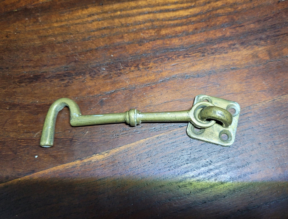 Aldabilla de metal vintage - Seguridad - Cositas Antiguas – La Guadaña, Anticuarios Online en Jerez , vender antigüedades, muebles antiguos