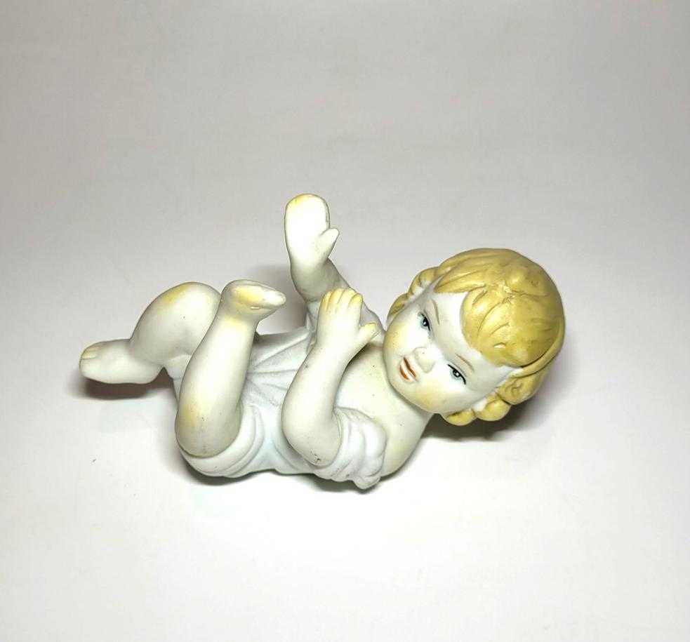 Niño en porcelana de Biscuit – Elegancia y detalle - Cositas Antiguas – La Guadaña, Anticuarios Online en Jerez , vender antigüedades, muebles antiguos
