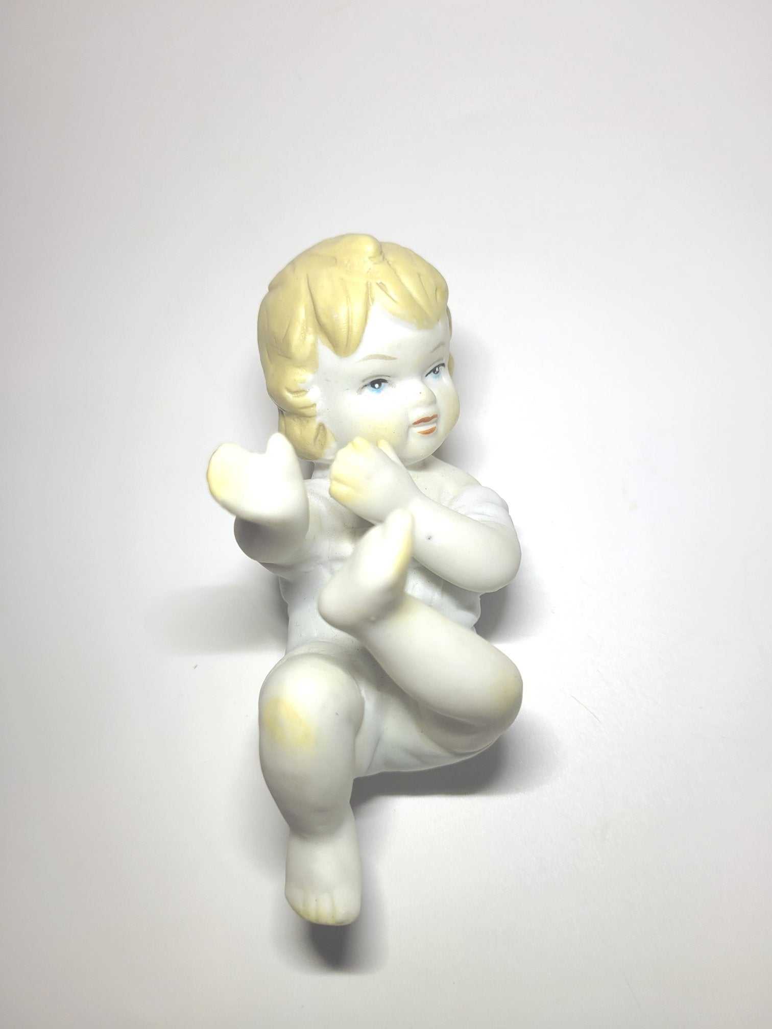 Niño en porcelana de Biscuit – Elegancia y detalle - Cositas Antiguas – La Guadaña, Anticuarios Online en Jerez , vender antigüedades, muebles antiguos