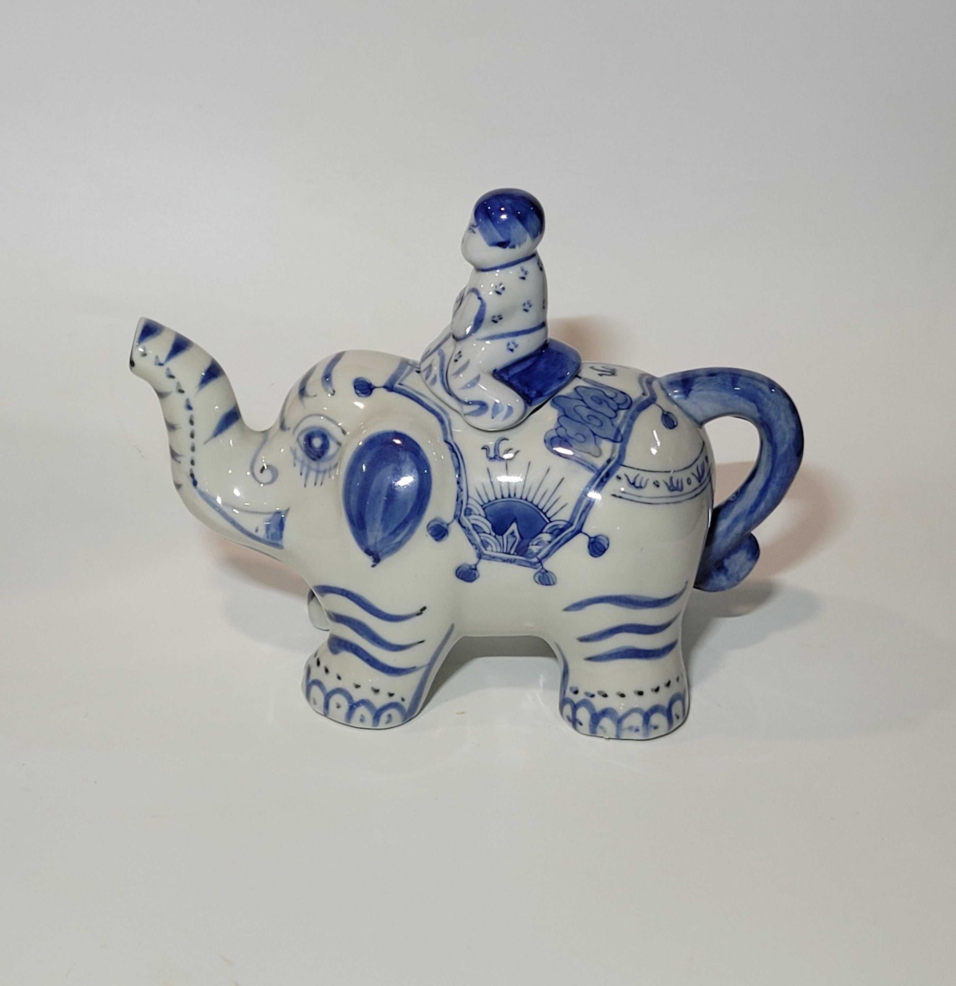 Tetera Capodimonte de Porcelana, Forma de Elefante, Exclusiva - Cositas Antiguas – La Guadaña, Anticuarios Online en Jerez , vender antigüedades, muebles antiguos