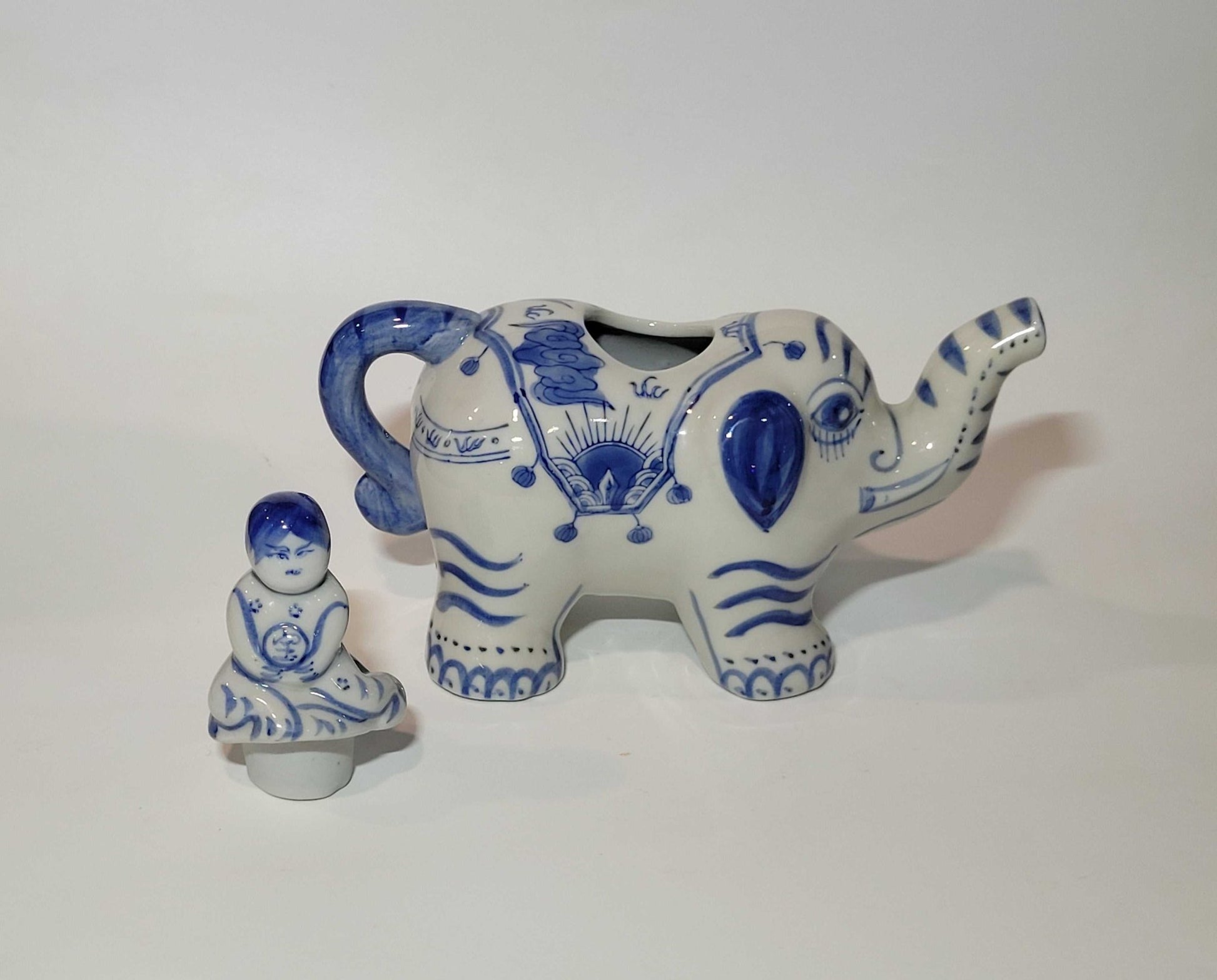 Tetera Capodimonte de Porcelana, Forma de Elefante, Exclusiva - Cositas Antiguas – La Guadaña, Anticuarios Online en Jerez , vender antigüedades, muebles antiguos