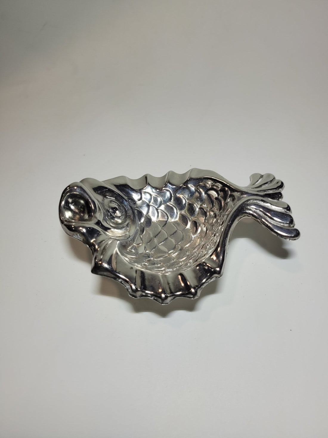 Cenicero de metal plateado en forma de pez, elegante diseño - Cositas Antiguas – La Guadaña, Anticuarios Online en Jerez , vender antigüedades, muebles antiguos