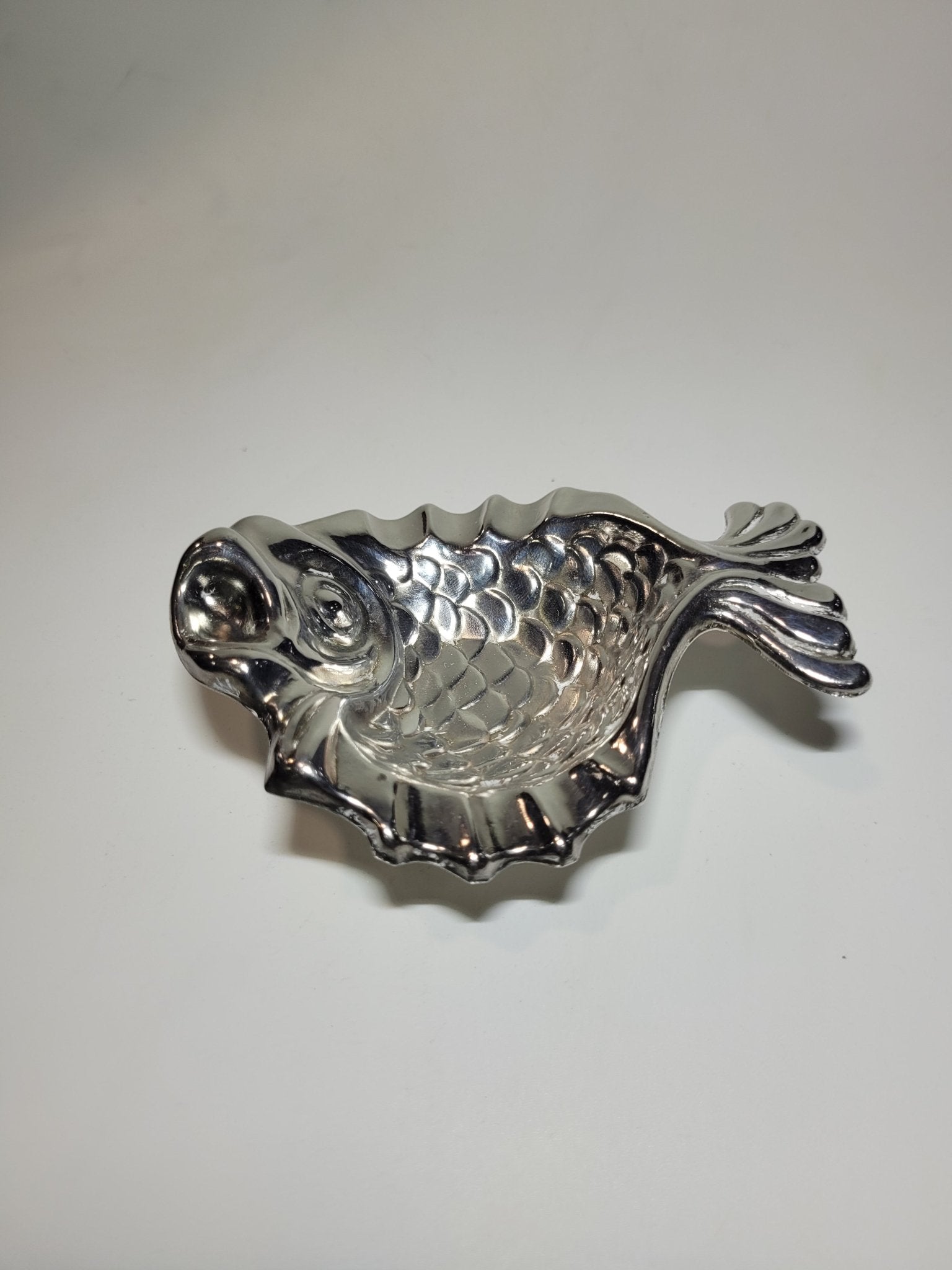 Cenicero de metal plateado en forma de pez, elegante diseño - Cositas Antiguas – La Guadaña, Anticuarios Online en Jerez , vender antigüedades, muebles antiguos