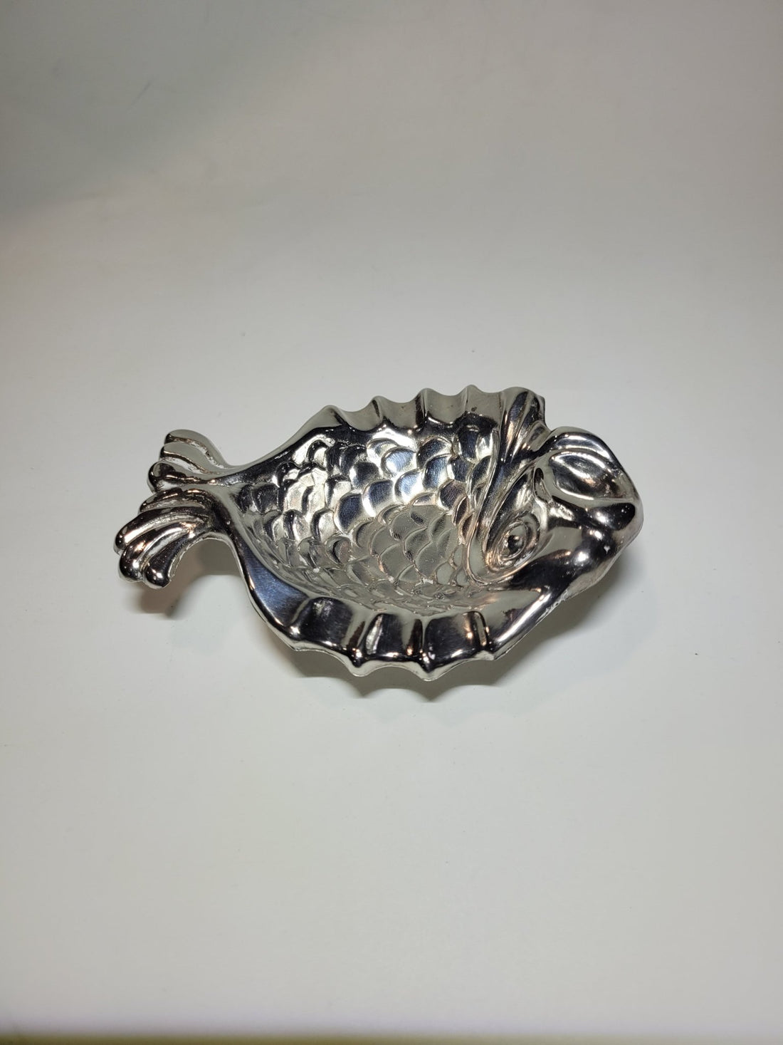 Cenicero de metal plateado en forma de pez, elegante diseño - Cositas Antiguas – La Guadaña, Anticuarios Online en Jerez , vender antigüedades, muebles antiguos