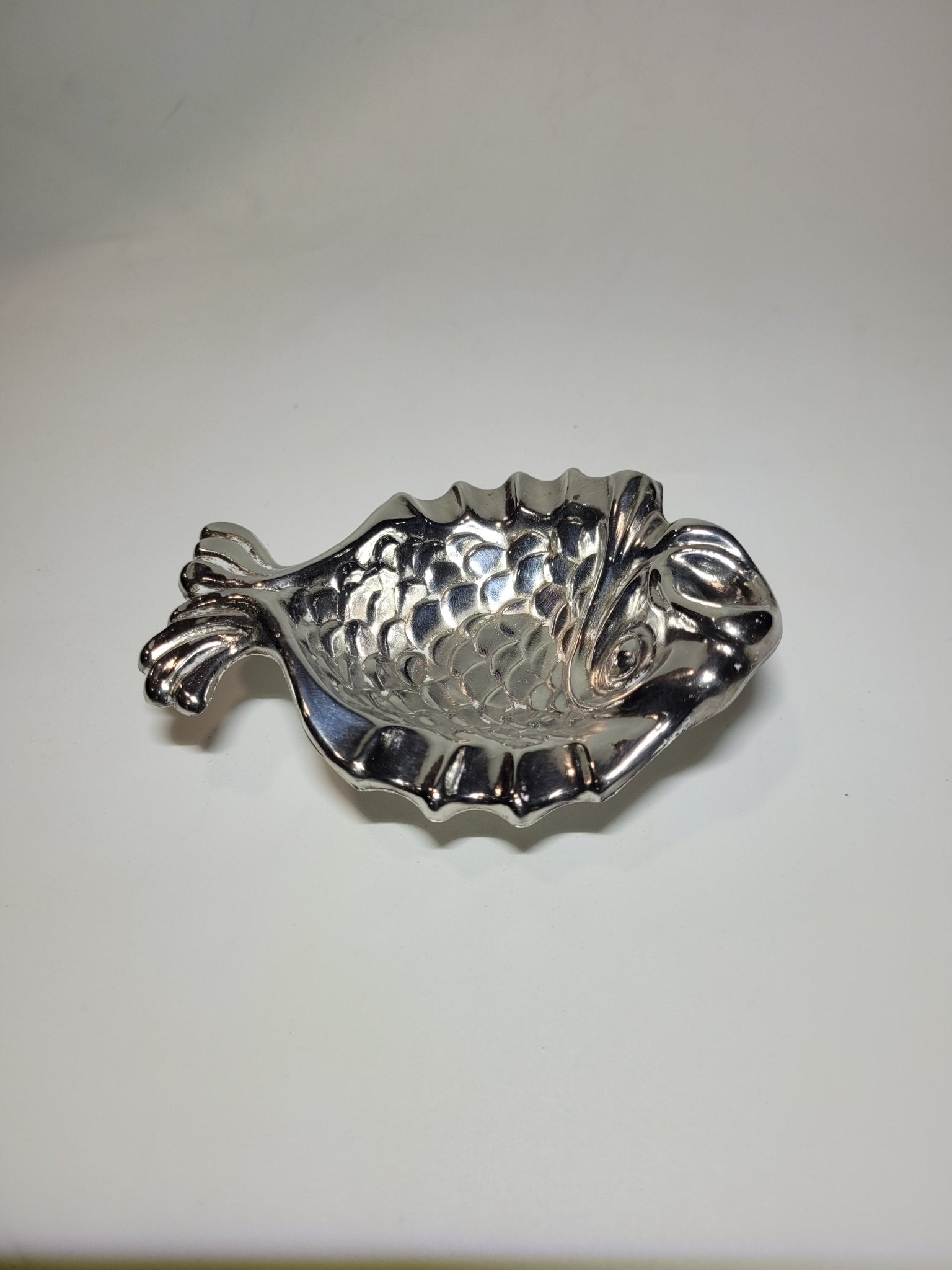 Cenicero de metal plateado en forma de pez, elegante diseño - Cositas Antiguas – La Guadaña, Anticuarios Online en Jerez , vender antigüedades, muebles antiguos