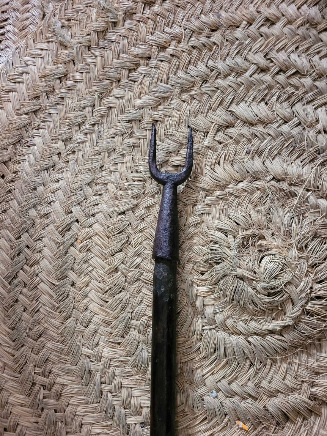Horquilla de hierro con palo para descolgar objetos altos - Cositas Antiguas – La Guadaña, Anticuarios Online en Jerez , vender antigüedades, muebles antiguos
