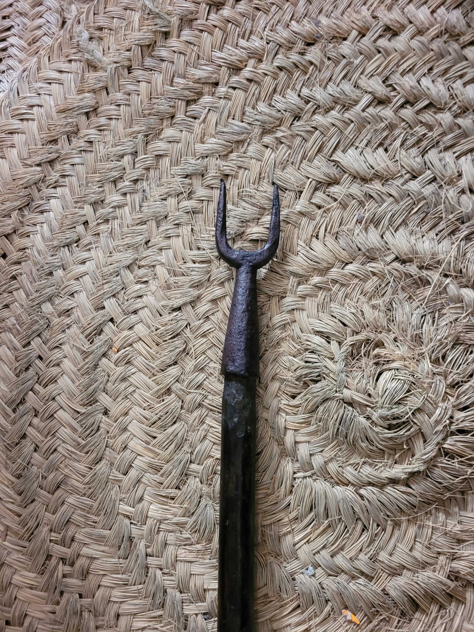 Horquilla de hierro con palo para descolgar objetos altos - Cositas Antiguas – La Guadaña, Anticuarios Online en Jerez , vender antigüedades, muebles antiguos