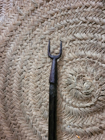 Horquilla de hierro con palo para descolgar objetos altos - Cositas Antiguas – La Guadaña, Anticuarios Online en Jerez , vender antigüedades, muebles antiguos