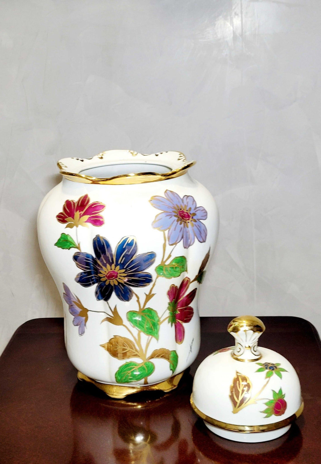 Tibor de porcelana pintado a mano en oro y motivos florales - Cositas Antiguas – La Guadaña, Anticuarios Online en Jerez , vender antigüedades, muebles antiguos