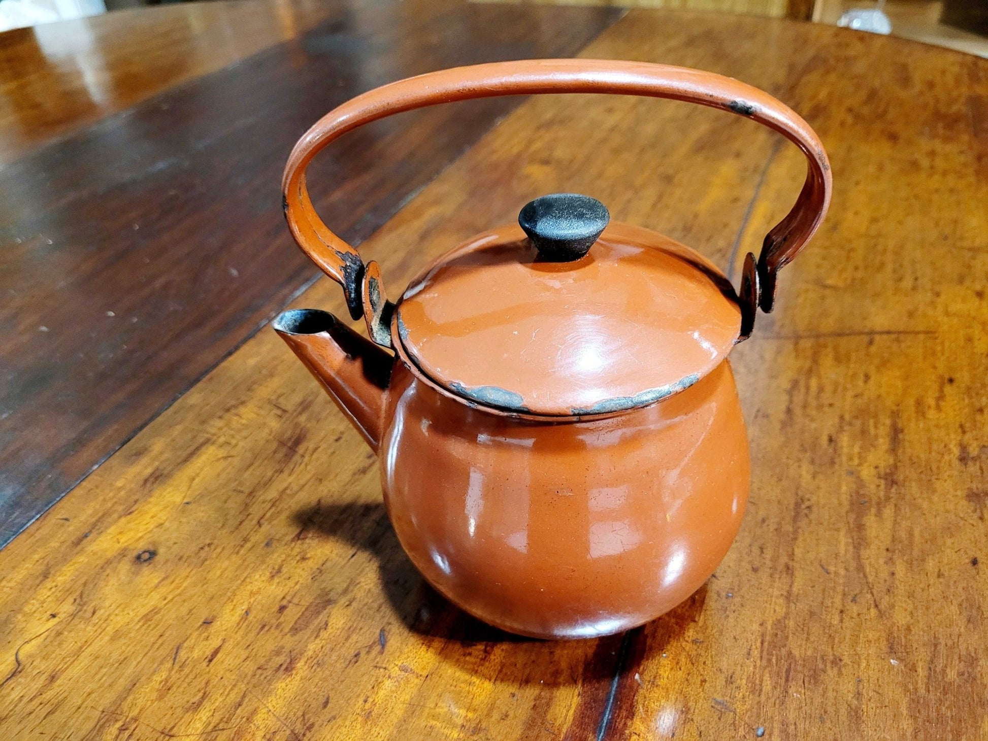Tetera Esmaltada en Burdeos – Pieza Única Vintage - Cositas Antiguas – La Guadaña, Anticuarios Online en Jerez , vender antigüedades, muebles antiguos