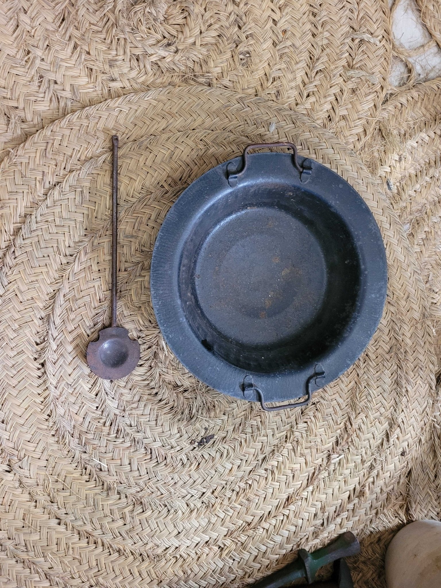 Brasero y Badila de Hierro| Calidez Clásica y Estilo - Cositas Antiguas – La Guadaña, Anticuarios Online en Jerez , vender antigüedades, muebles antiguos