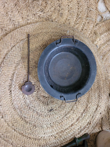 Brasero y Badila de Hierro| Calidez Clásica y Estilo - Cositas Antiguas – La Guadaña, Anticuarios Online en Jerez , vender antigüedades, muebles antiguos