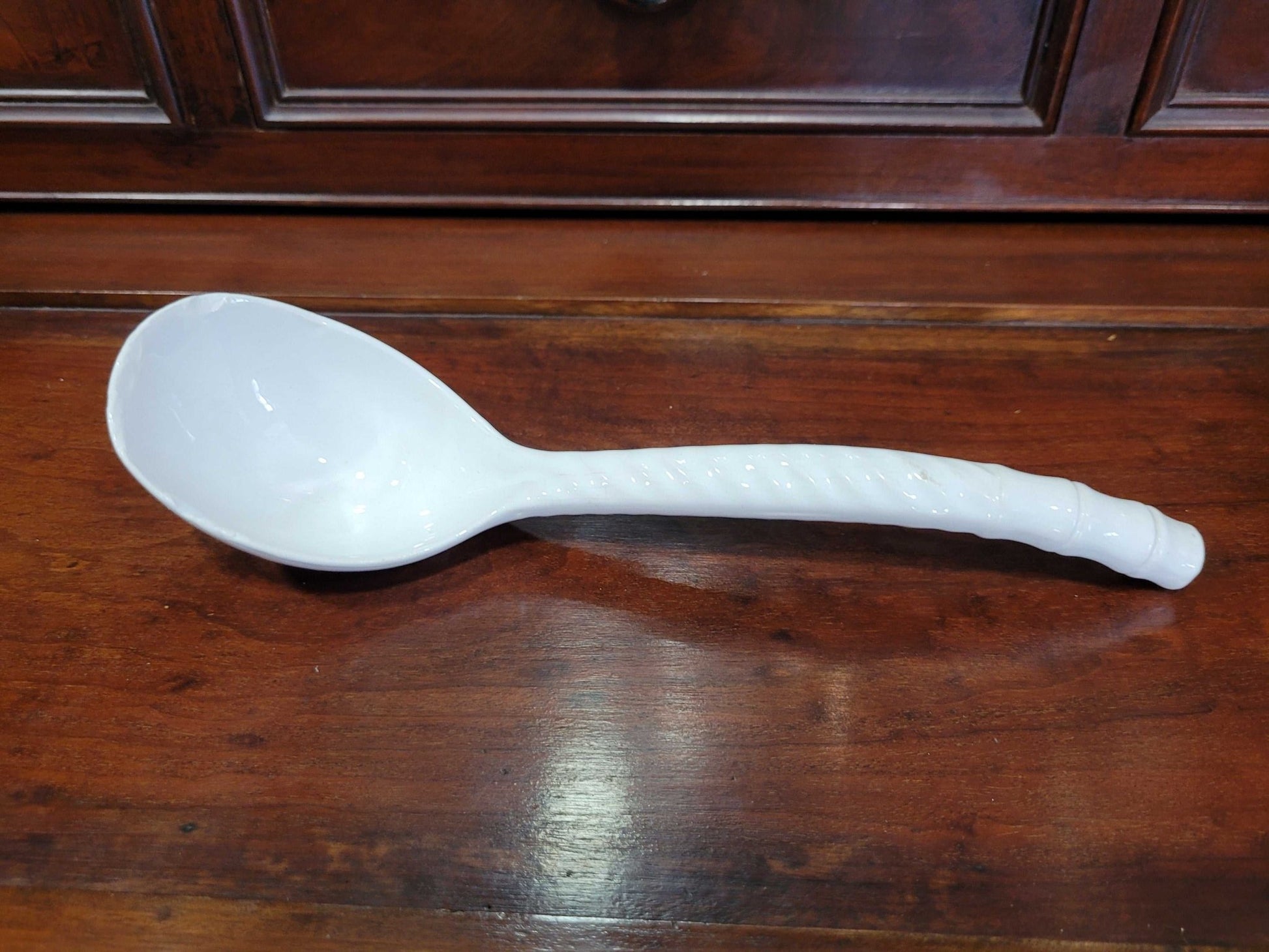 Cucharón de servir porcelana blanca | Calidad garantizada - Cositas Antiguas – La Guadaña, Anticuarios Online en Jerez , vender antigüedades, muebles antiguos