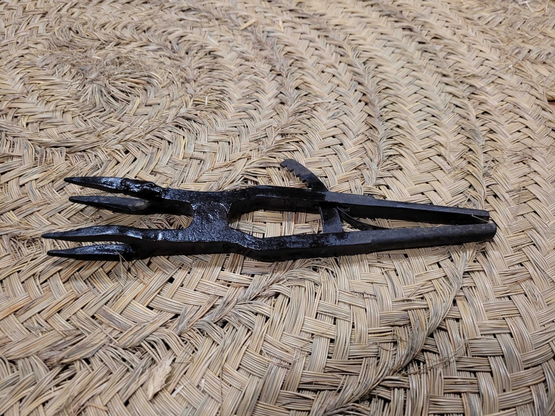 Tenaza de Fragua para Trabajos en Hierro – Alta Calidad - Cositas Antiguas – La Guadaña, Anticuarios Online en Jerez , vender antigüedades, muebles antiguos