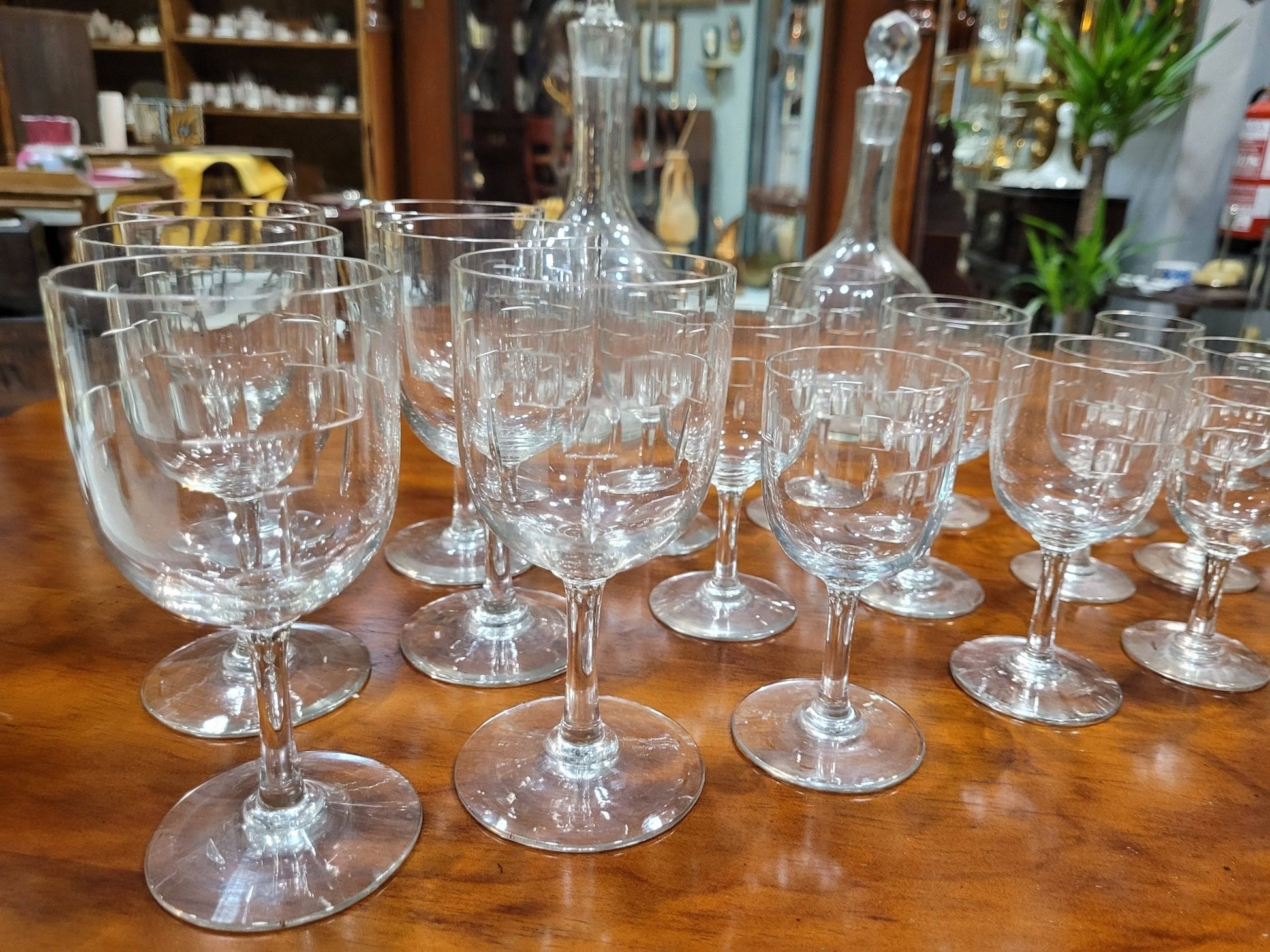 Cristalería Antigua - Cristalería de Diseño | 6 Servicios - Cositas Antiguas – La Guadaña, Anticuarios Online en Jerez , vender antigüedades, muebles antiguos