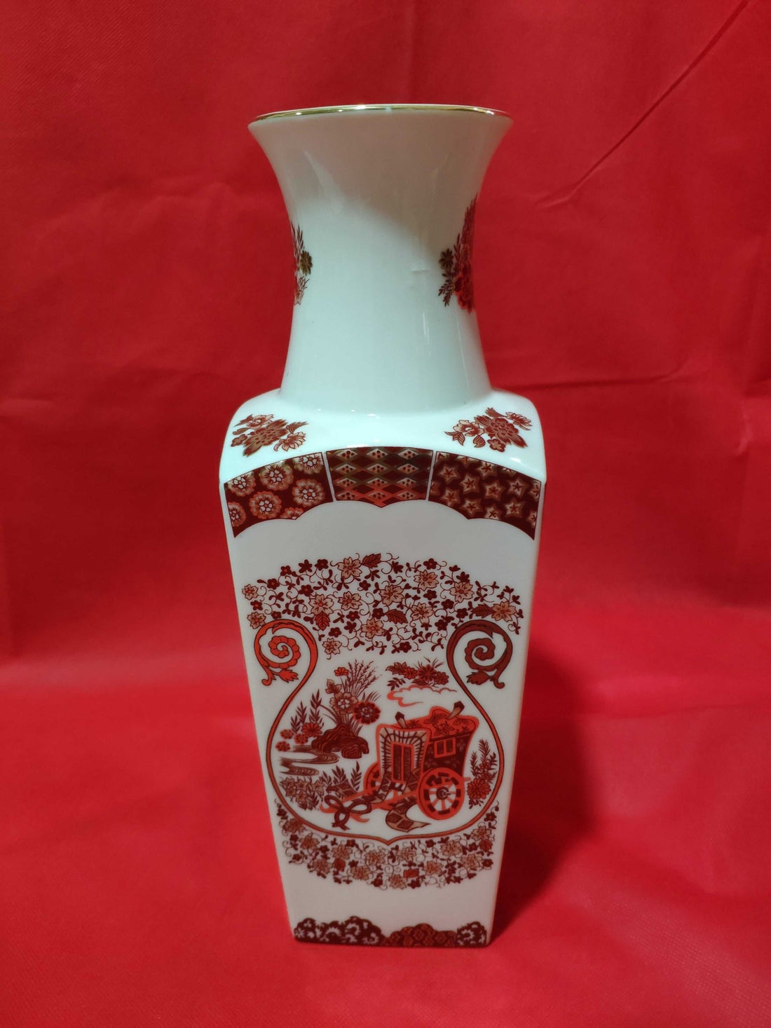 Plato y jarrón | Conjunto de porcelana, elegancia y estilo - Cositas Antiguas – La Guadaña, Anticuarios Online en Jerez , vender antigüedades, muebles antiguos