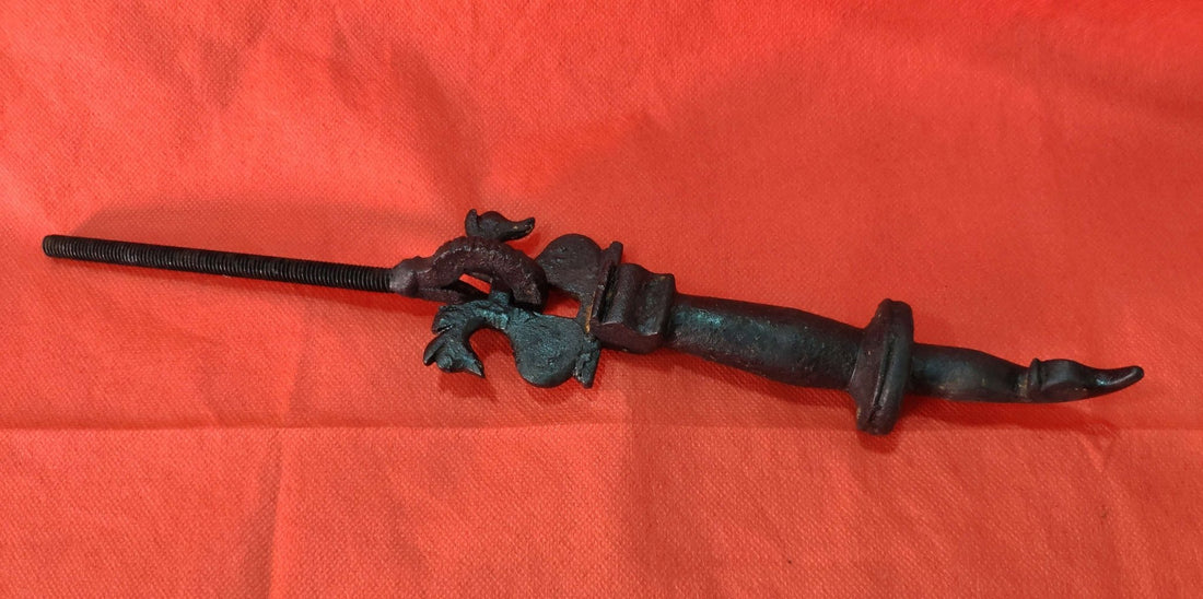 Aldaba-llamador de puerta antiguo S. XVII - Elegancia - Cositas Antiguas – La Guadaña, Anticuarios Online en Jerez , vender antigüedades, muebles antiguos