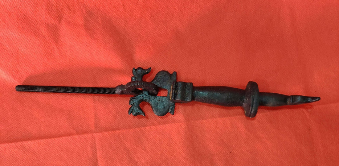 Aldaba-llamador de puerta antiguo S. XVII - Elegancia - Cositas Antiguas – La Guadaña, Anticuarios Online en Jerez , vender antigüedades, muebles antiguos