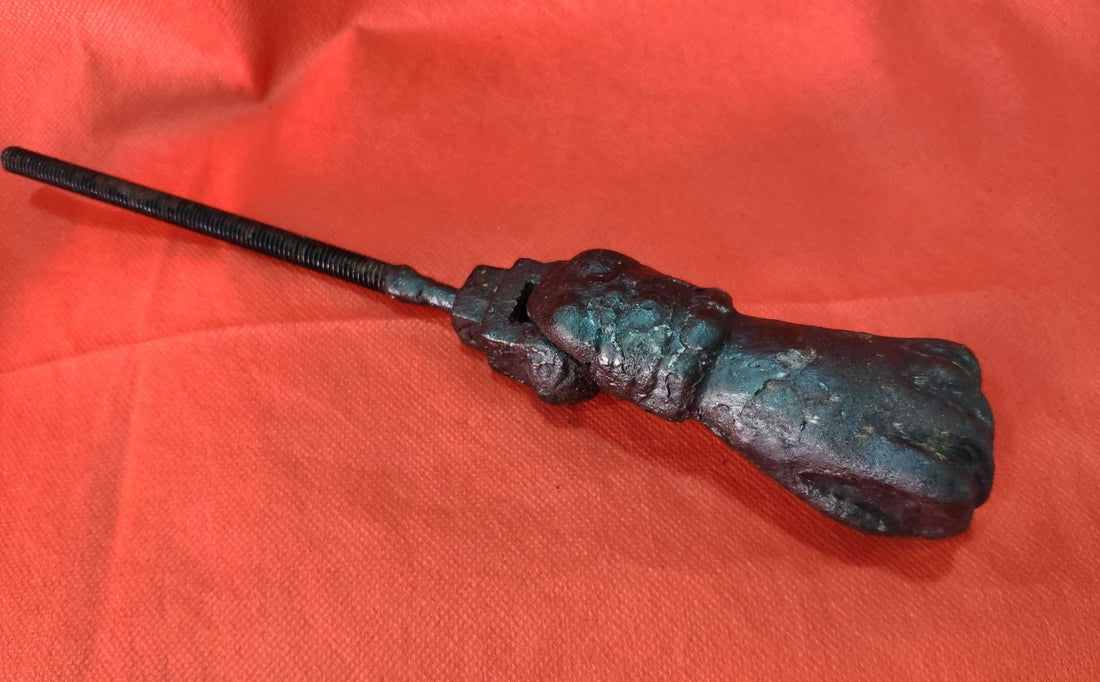 Aldaba-llamador antiguo Mano de Fátima: belleza y protección - Cositas Antiguas – La Guadaña, Anticuarios Online en Jerez , vender antigüedades, muebles antiguos