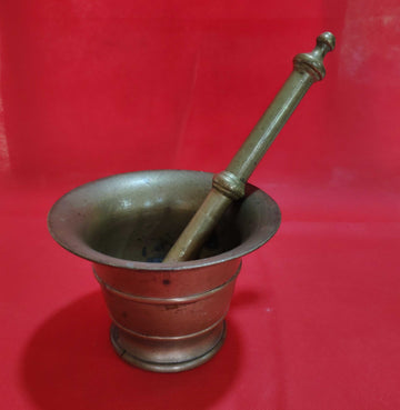 Mortero de bronce – Elegancia clásica - Cositas Antiguas – La Guadaña, Anticuarios Online en Jerez , vender antigüedades