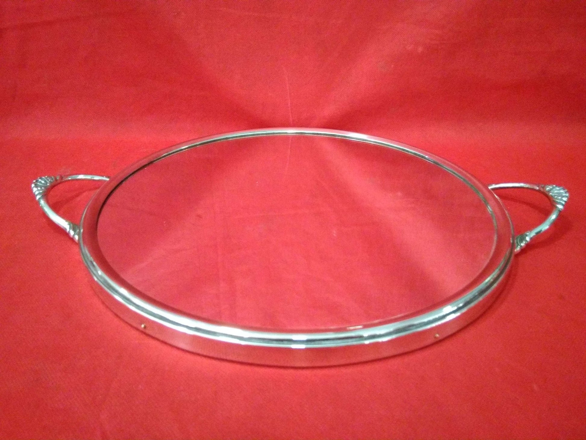Bandeja redondeada de metal plateado espejada – Diseño elegante - Cositas Antiguas – La Guadaña, Anticuarios Online en Jerez , vender antigüedades, muebles antiguos