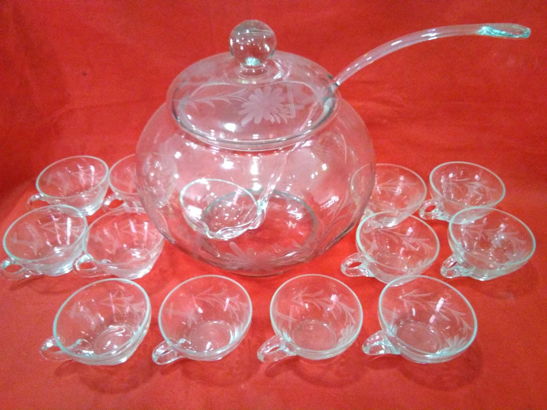 Ponchera de cristal grabado con 12 tazas, calidad excepcional - Cositas Antiguas – La Guadaña, Anticuarios Online en Jerez , vender antigüedades, muebles antiguos
