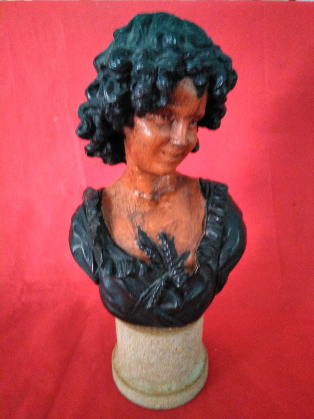 Busto de Mujer en Barro | Elegante y Detallado - Cositas Antiguas – La Guadaña, Anticuarios Online en Jerez , vender antigüedades, muebles antiguos