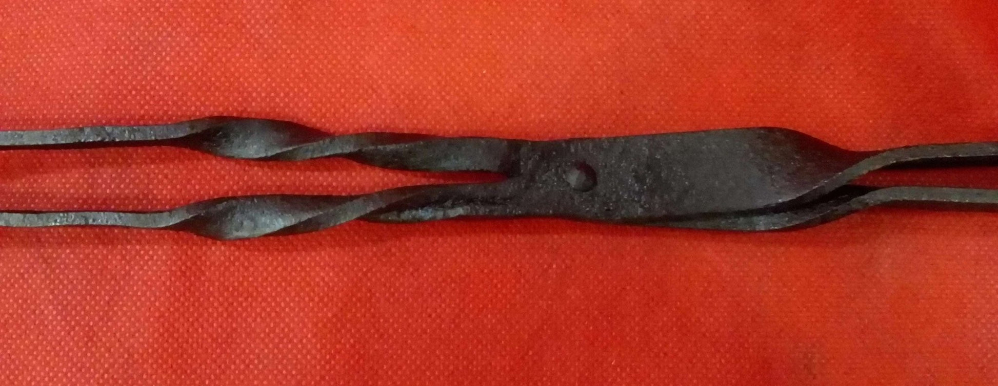 Pinza para brasero en hierro | Decoración rústica y calidad. - Cositas Antiguas – La Guadaña, Anticuarios Online en Jerez , vender antigüedades, muebles antiguos