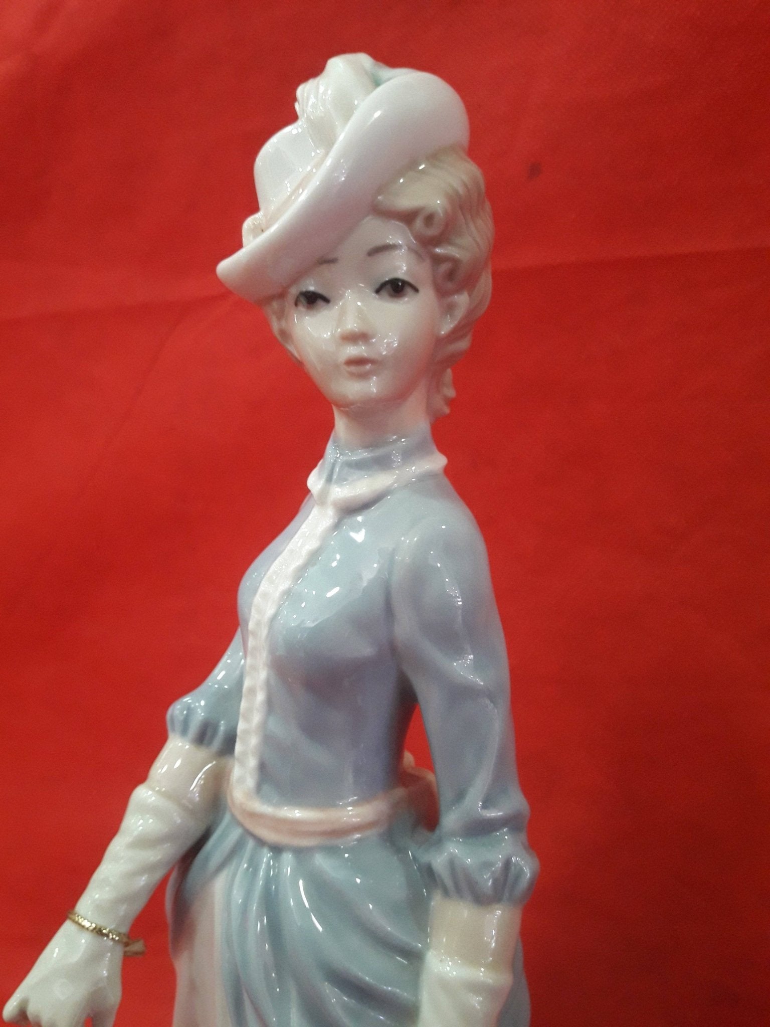 Figura Mujer con perro | Porcelana Española Tengra - Cositas Antiguas – La Guadaña, Anticuarios Online en Jerez , vender antigüedades, muebles antiguos