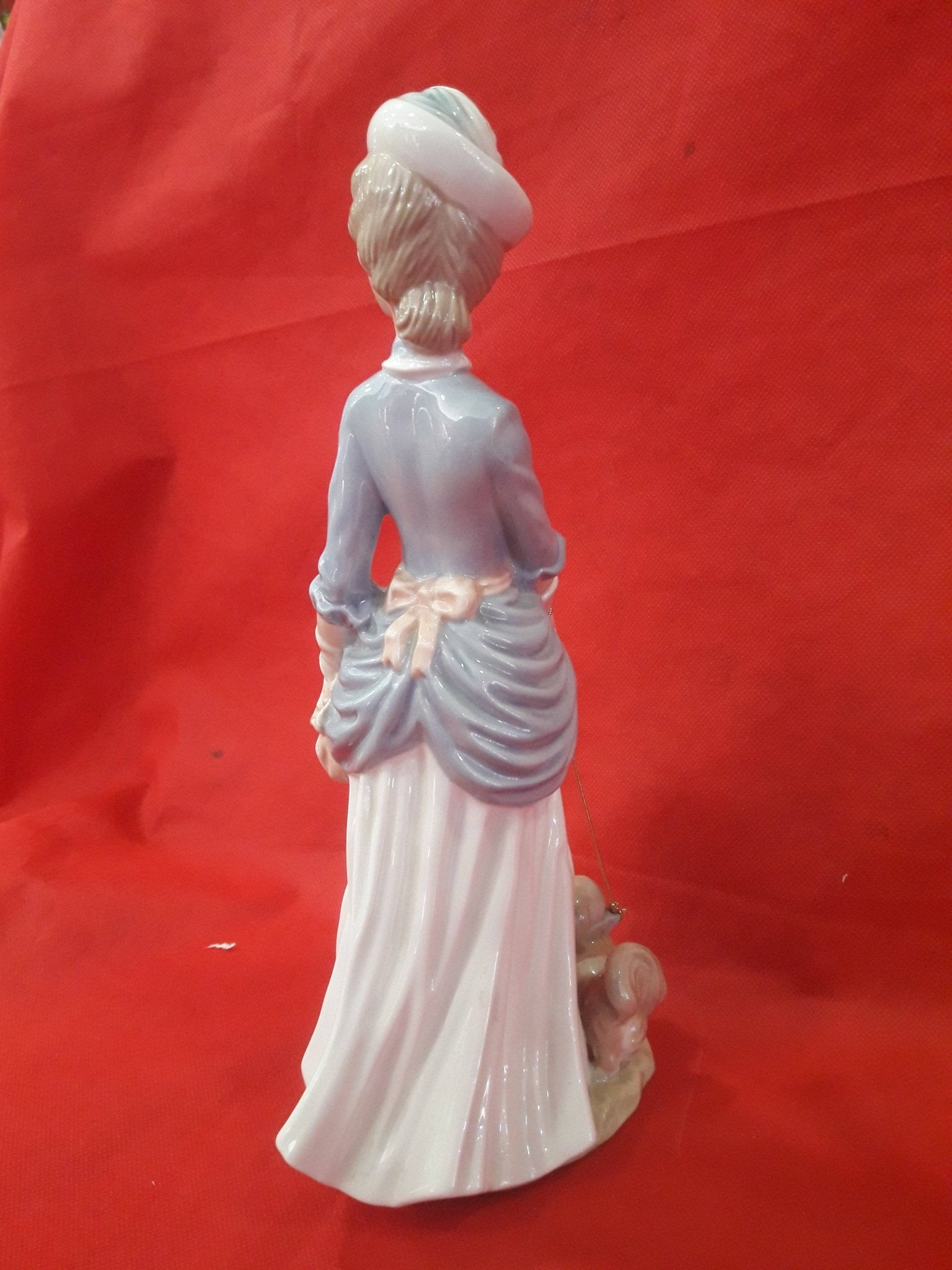 Figura Mujer con perro | Porcelana Española Tengra - Cositas Antiguas – La Guadaña, Anticuarios Online en Jerez , vender antigüedades, muebles antiguos