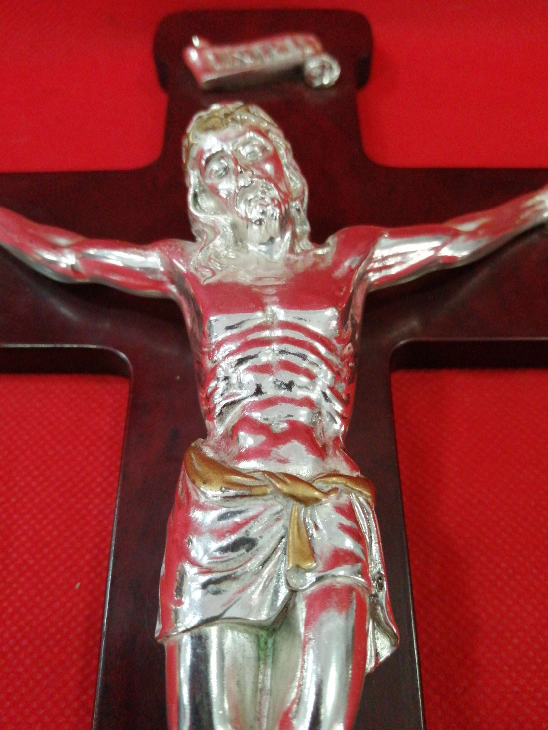 Crucifijo de madera, símbolo de fe y tradición - Cositas Antiguas – La Guadaña, Anticuarios Online en Jerez , vender antigüedades, muebles antiguos