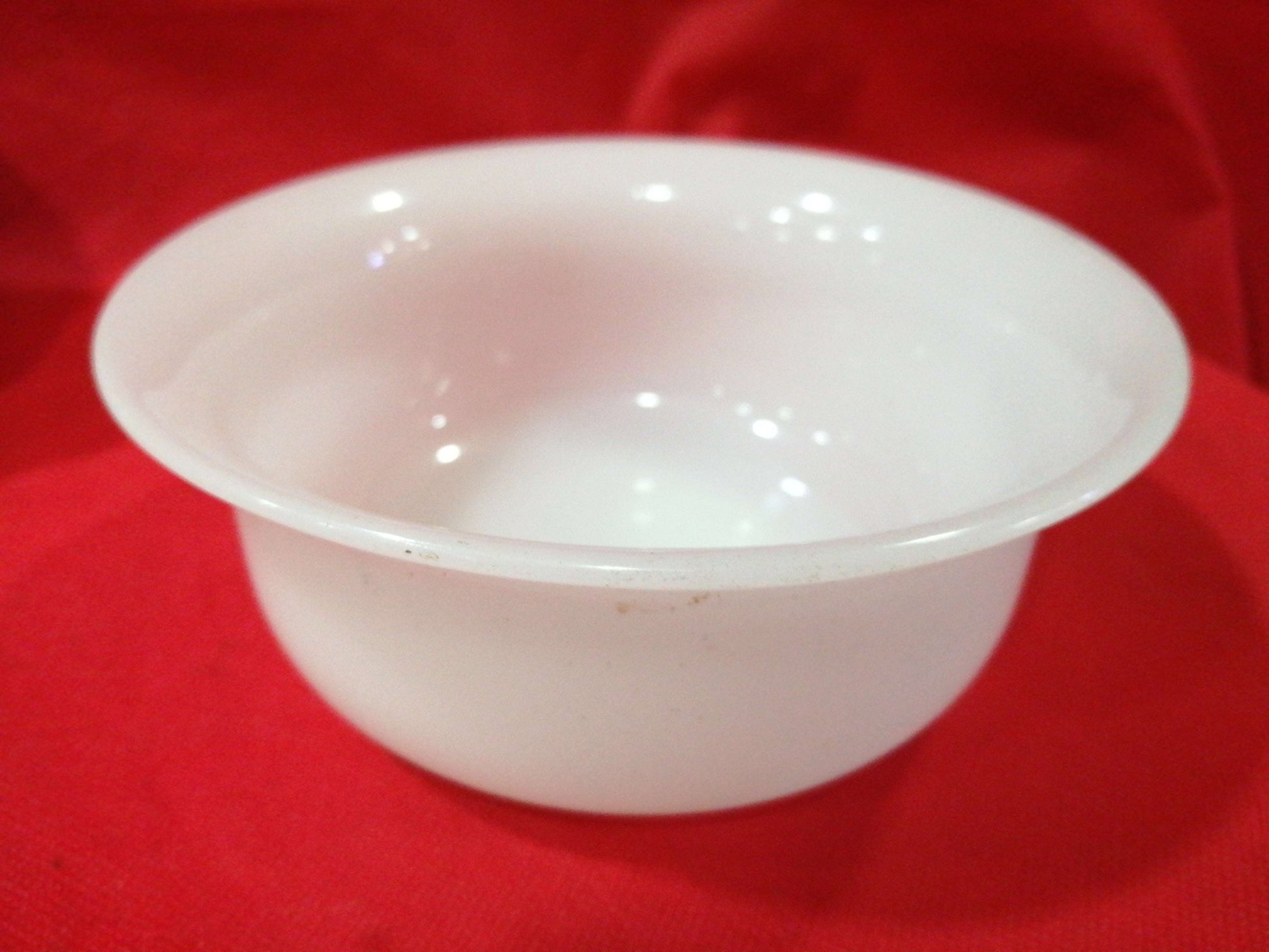 Cuenco de opalina blanca – elegancia y calidad en un solo producto - Cositas Antiguas – La Guadaña, Anticuarios Online en Jerez , vender antigüedades, muebles antiguos