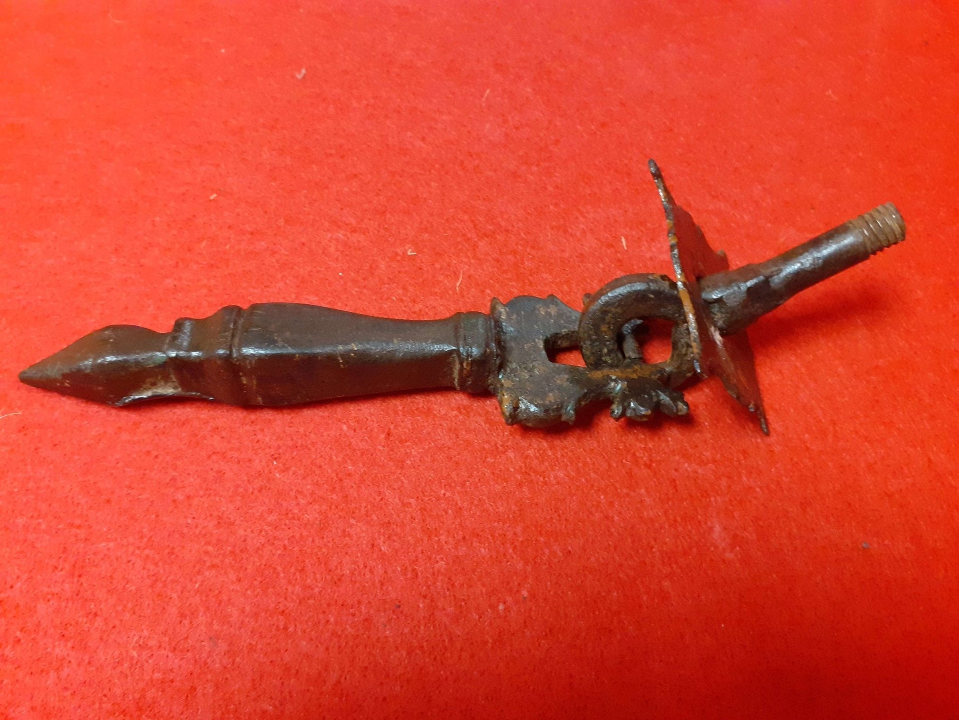 Aldaba Llamador de Puerta S. XVIII: Elegancia y Tradición - Cositas Antiguas – La Guadaña, Anticuarios Online en Jerez , vender antigüedades, muebles antiguos