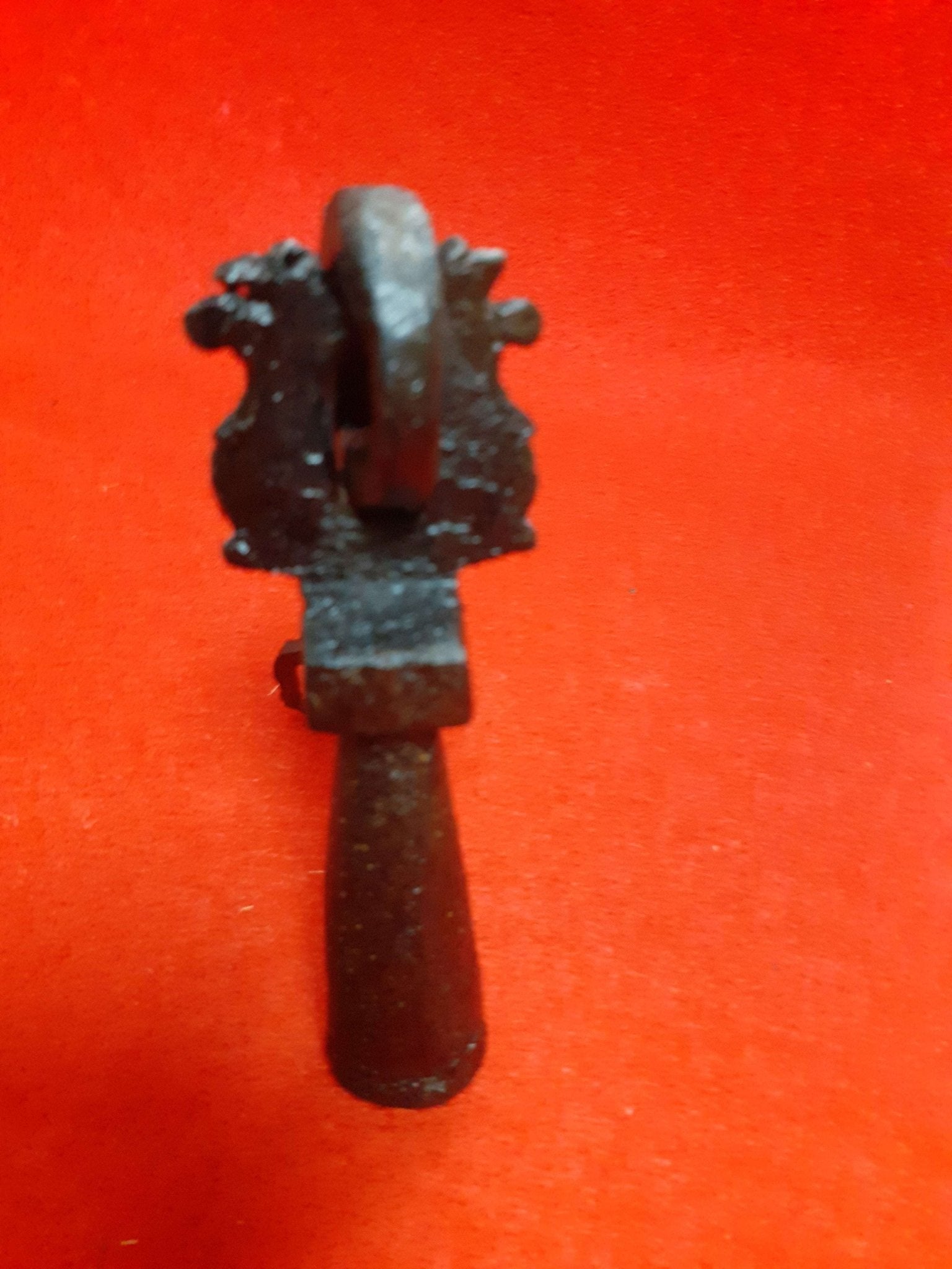 Aldaba-Llamador de Puerta Antiguo S. XVIII en Hierro Forjado - Cositas Antiguas – La Guadaña, Anticuarios Online en Jerez , vender antigüedades, muebles antiguos
