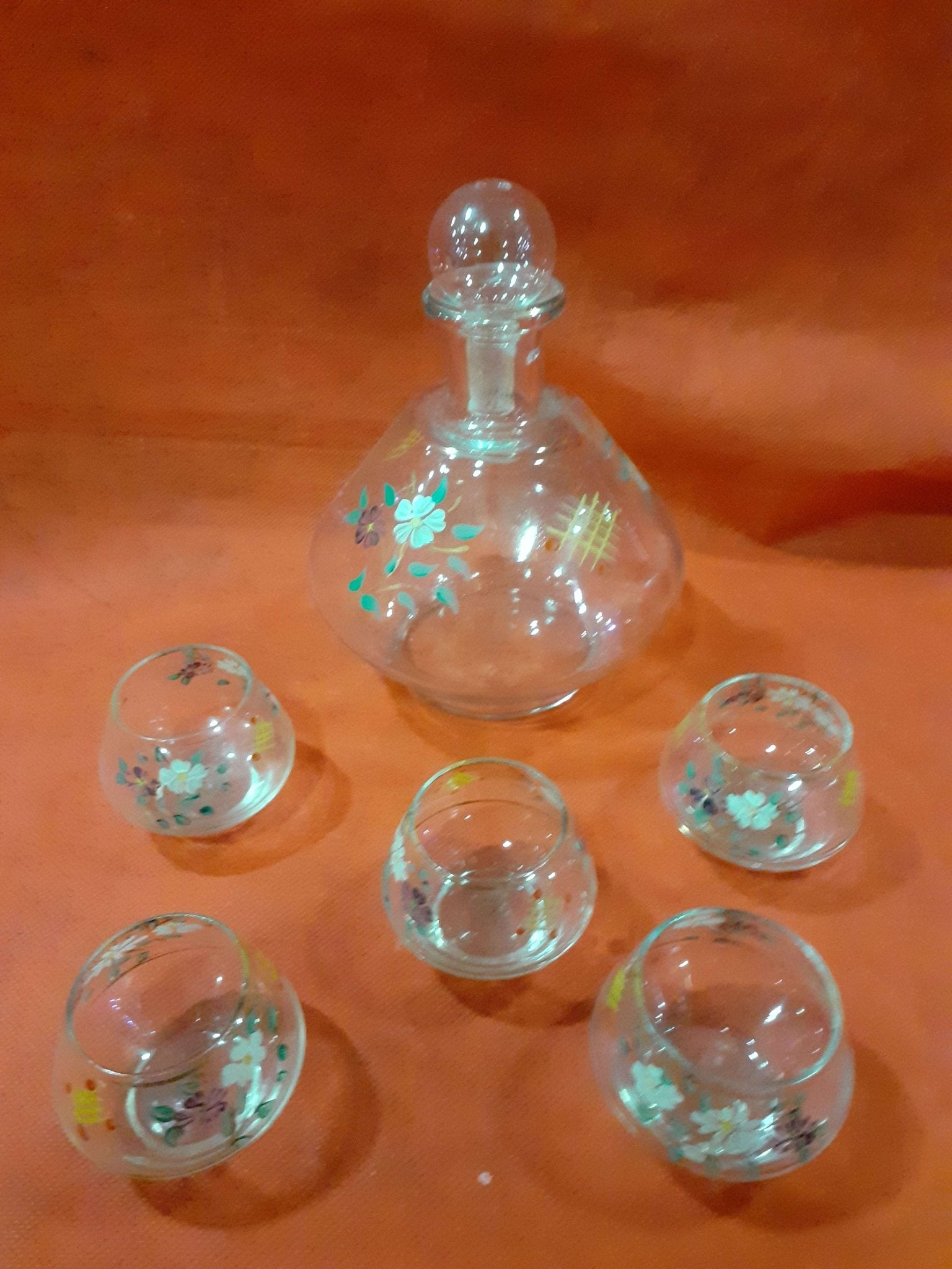 Botella licorera pintada a mano con 5 vasitos de cristal - Cositas Antiguas – La Guadaña, Anticuarios Online en Jerez , vender antigüedades, muebles antiguos